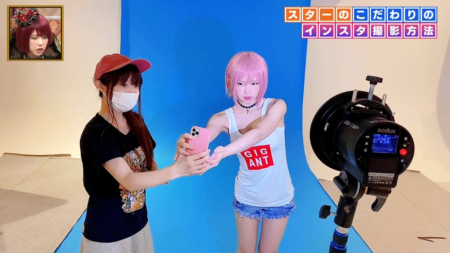 Enako-san shows off her erotic cosplay figure on the ground wave wwwww 4