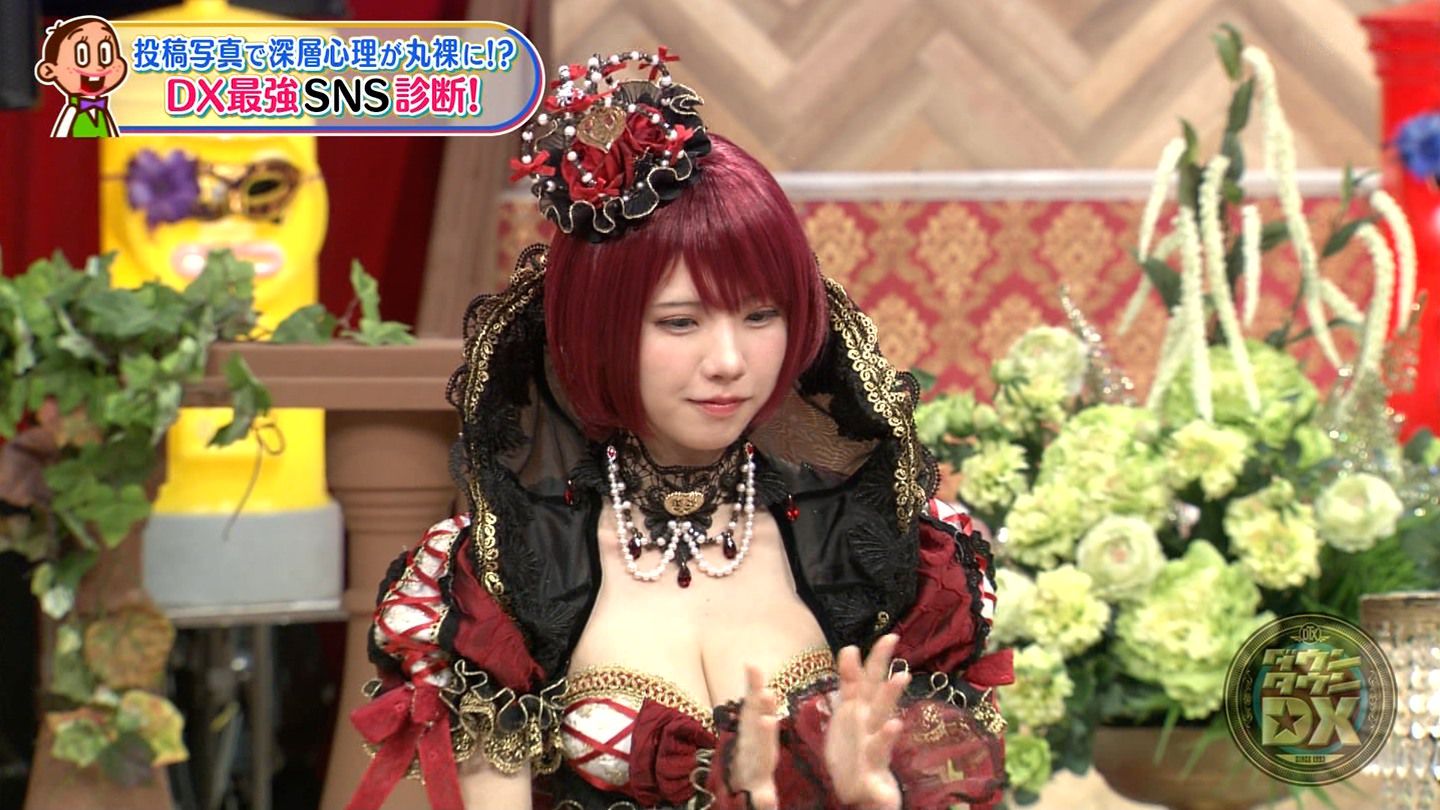 Enako-san shows off her erotic cosplay figure on the ground wave wwwww 6