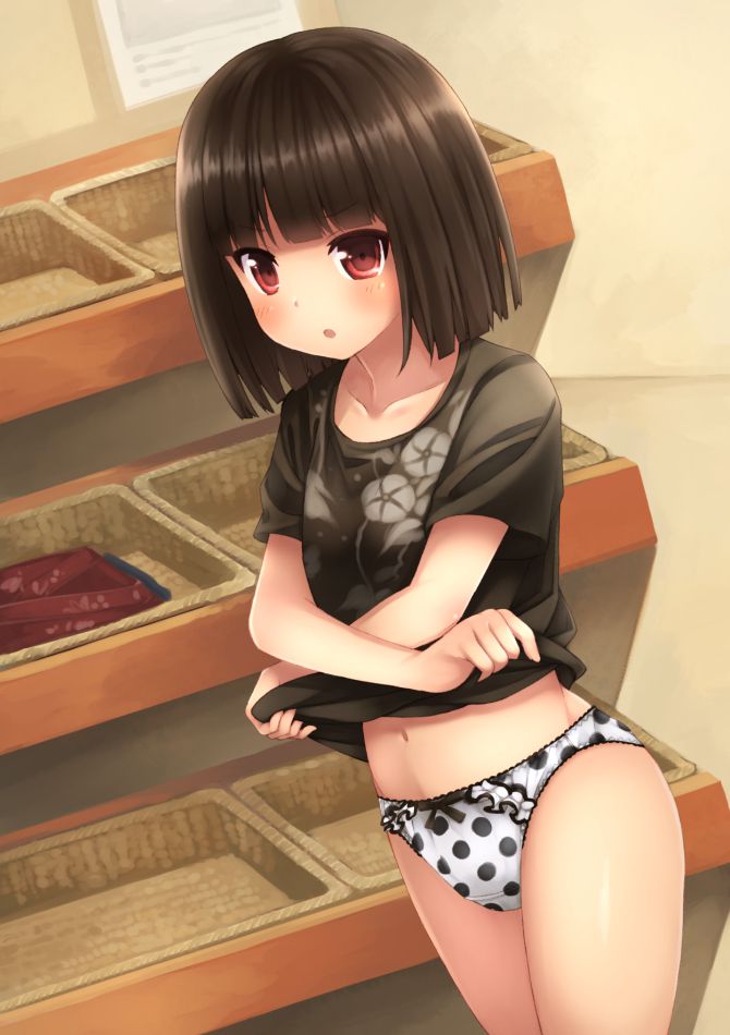 Take a lucky lewd picture came across a girl who is changing clothes 5