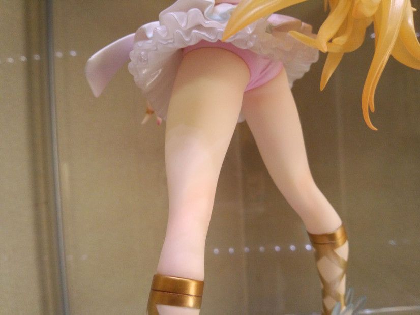The good thing about the figure is that the pants of the character that do not show the absolute pants is the official peeping. 8
