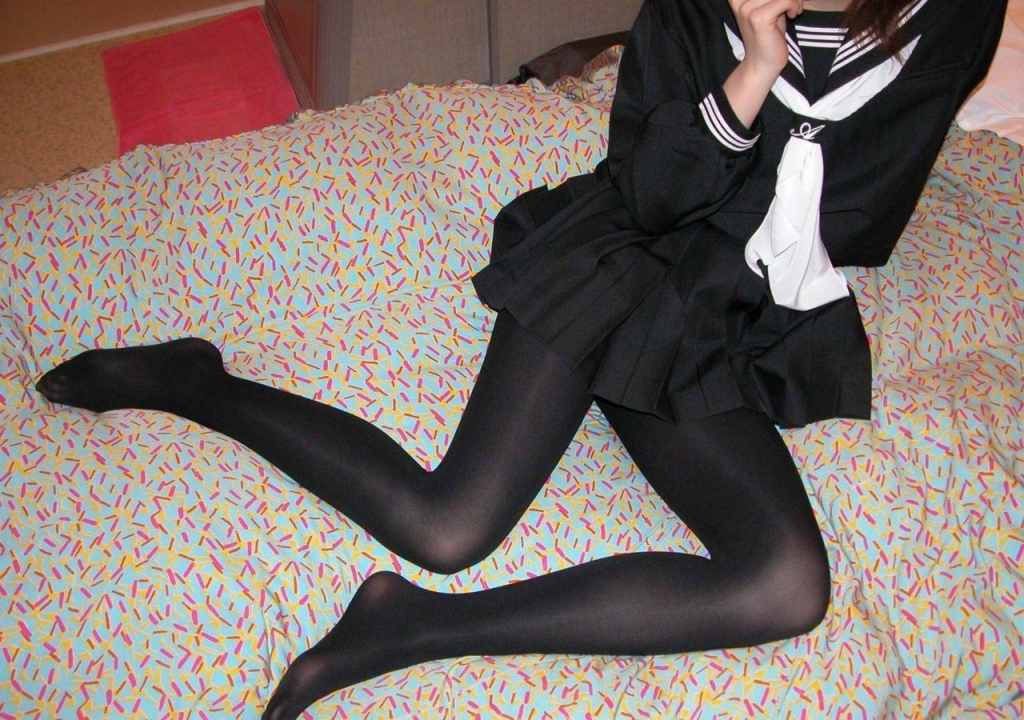 I look into the erotic of thighs that I see through the black strike of girls of three-dimensional black stockings! 30 Sheets 1
