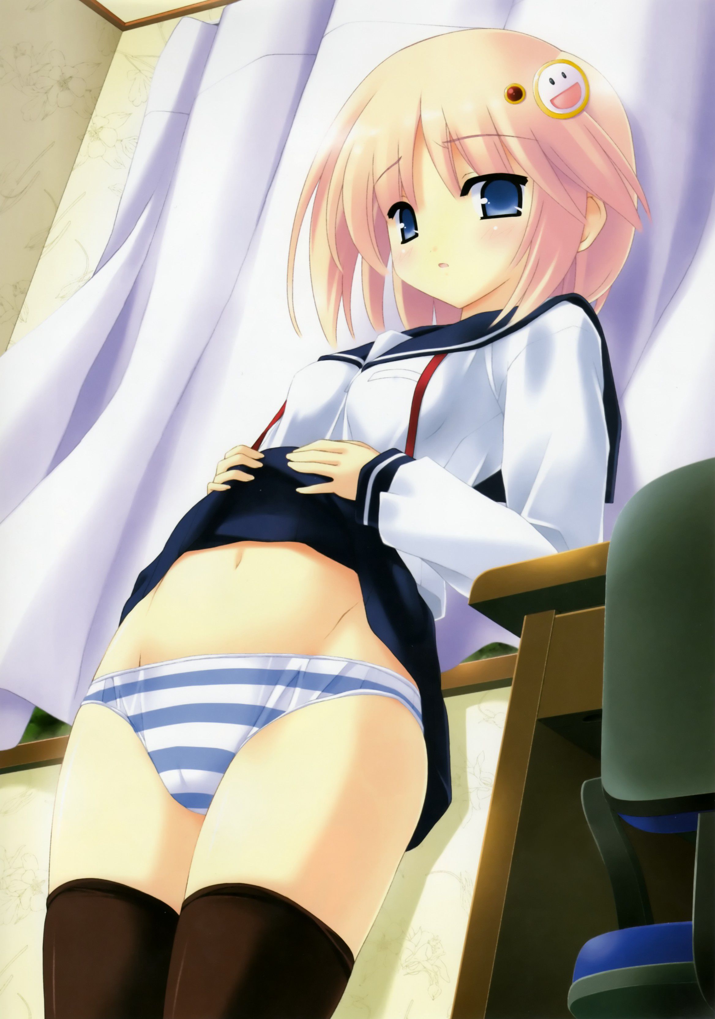 The thigh of the girl wearing thighhighs is too erotic. 10